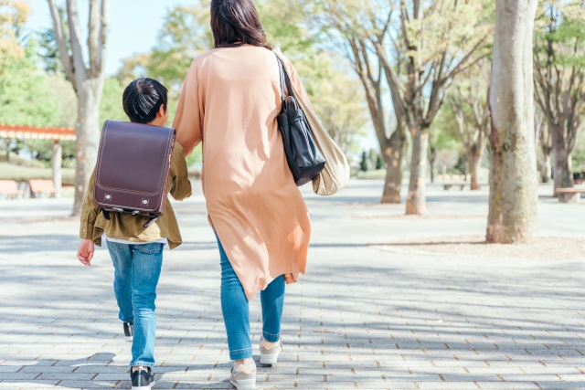 母子登校・付き添い登校する子どもの自立心を育み親の負担を軽くするには？